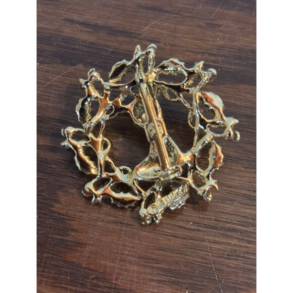Vintage Gerrys Reindeer Wreath Brooch Pin Enamel Holly & Red Berries Gold-Tone - Picture 3 of 4